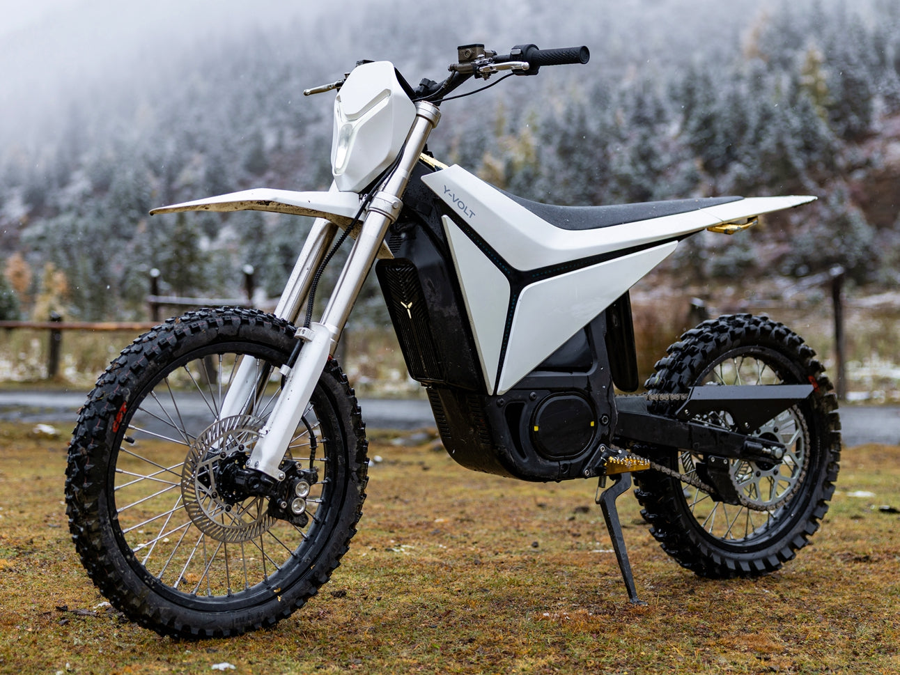 Surge V in Glacier White on a snowy trail